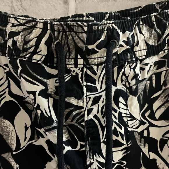 Brooklyn Calling by Aeropostale | Men's Floral Print Jogger shorts, swim shorts - Picture 4 of 6